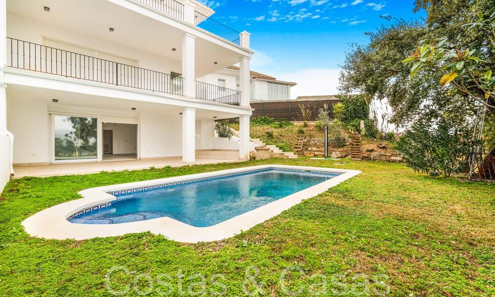 Fantástica villa adosada con vistas de 360° en venta en una urbanización cerrada en Marbella Este 66782