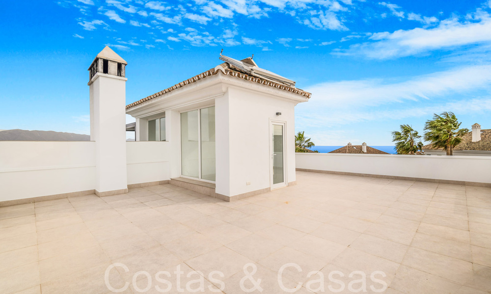 Fantástica villa adosada con vistas de 360° en venta en una urbanización cerrada en Marbella Este 66804