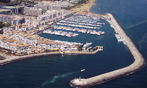 Apartamento en venta en primera linea de Puerto, Puerto Banus, Marbella 