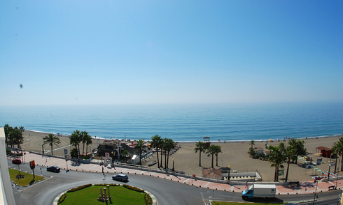 Apartamento moderno frente al mar en venta, en el bulevar en el centro de Estepona 