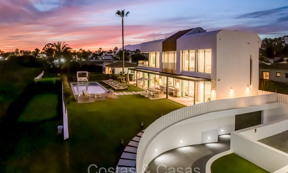 Se vende villa de diseño ultramoderna en primera línea de playa, New Golden Mile, Marbella - Estepona. 72230