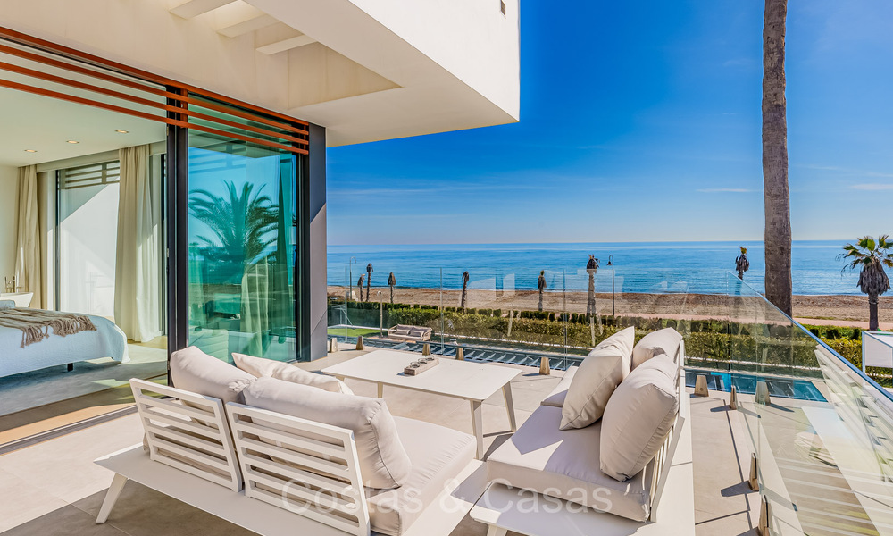 Se vende villa de diseño ultramoderna en primera línea de playa, New Golden Mile, Marbella - Estepona. 72235