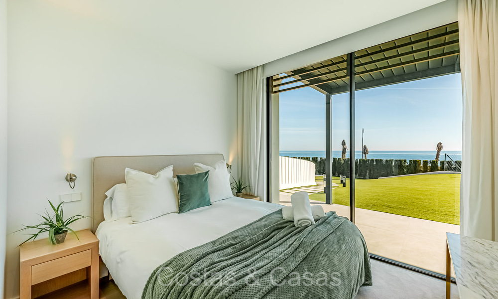 Se vende villa de diseño ultramoderna en primera línea de playa, New Golden Mile, Marbella - Estepona. 72246