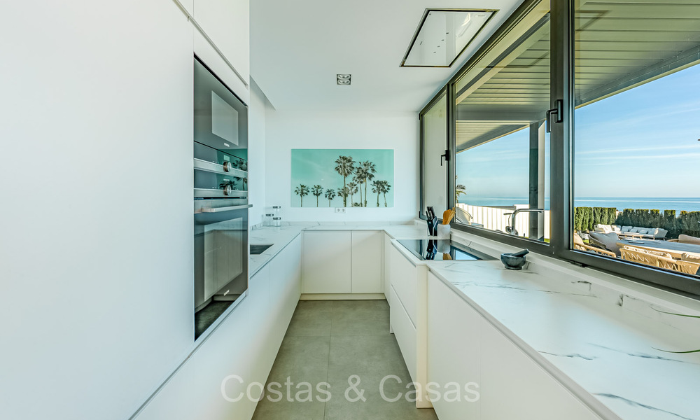 Se vende villa de diseño ultramoderna en primera línea de playa, New Golden Mile, Marbella - Estepona. 72249