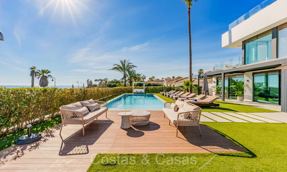 Se vende villa de diseño ultramoderna en primera línea de playa, New Golden Mile, Marbella - Estepona. 72250