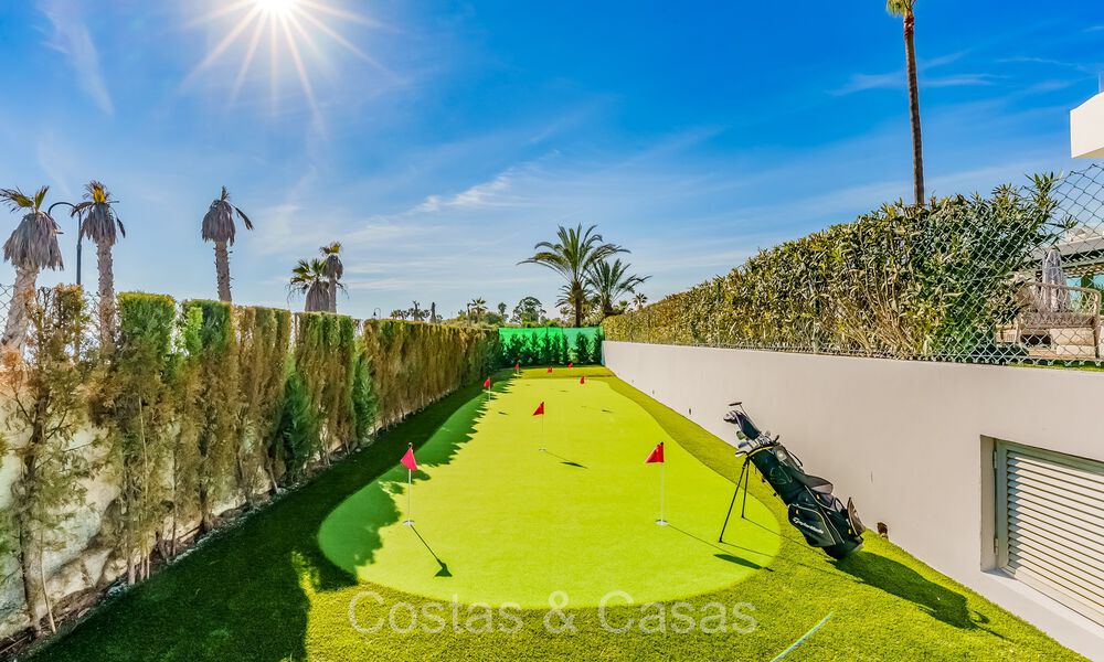 Se vende villa de diseño ultramoderna en primera línea de playa, New Golden Mile, Marbella - Estepona. 72252