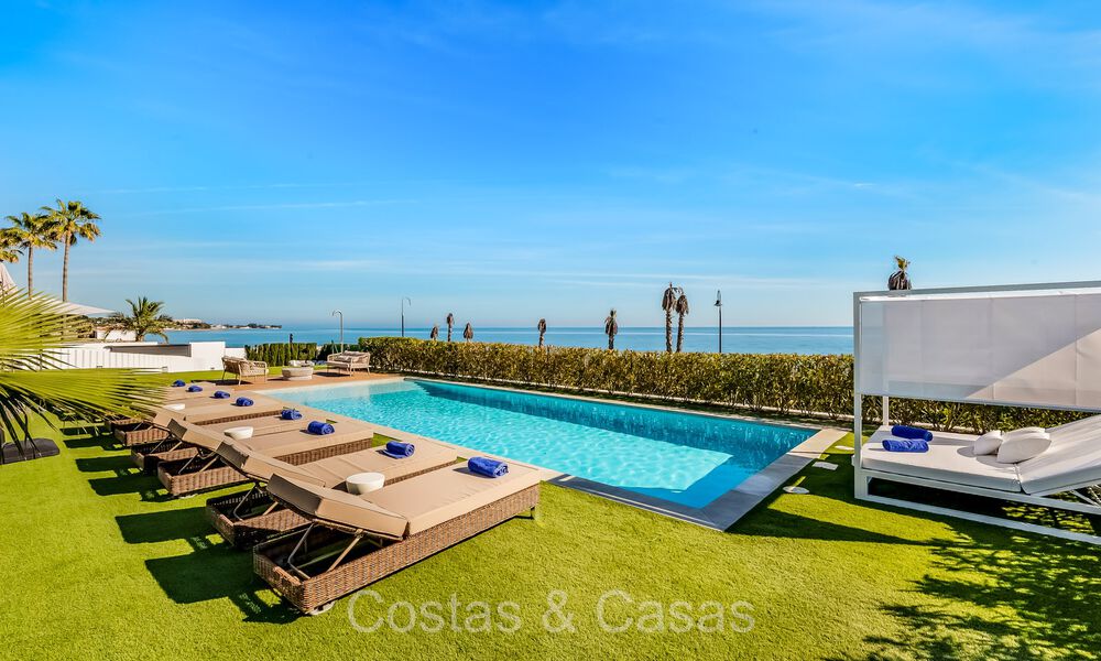 Se vende villa de diseño ultramoderna en primera línea de playa, New Golden Mile, Marbella - Estepona. 72253