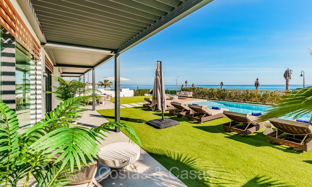 Se vende villa de diseño ultramoderna en primera línea de playa, New Golden Mile, Marbella - Estepona. 72254