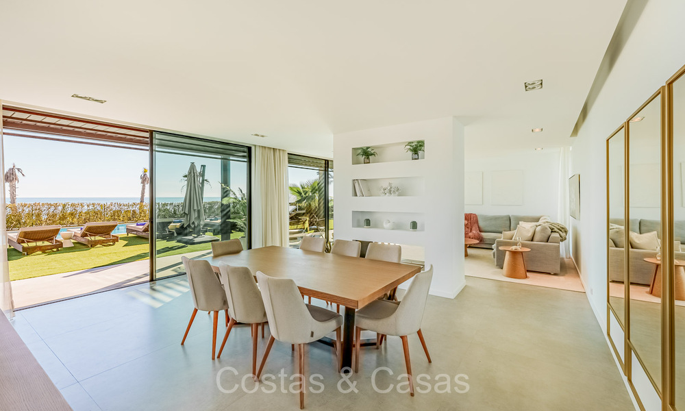 Se vende villa de diseño ultramoderna en primera línea de playa, New Golden Mile, Marbella - Estepona. 72257