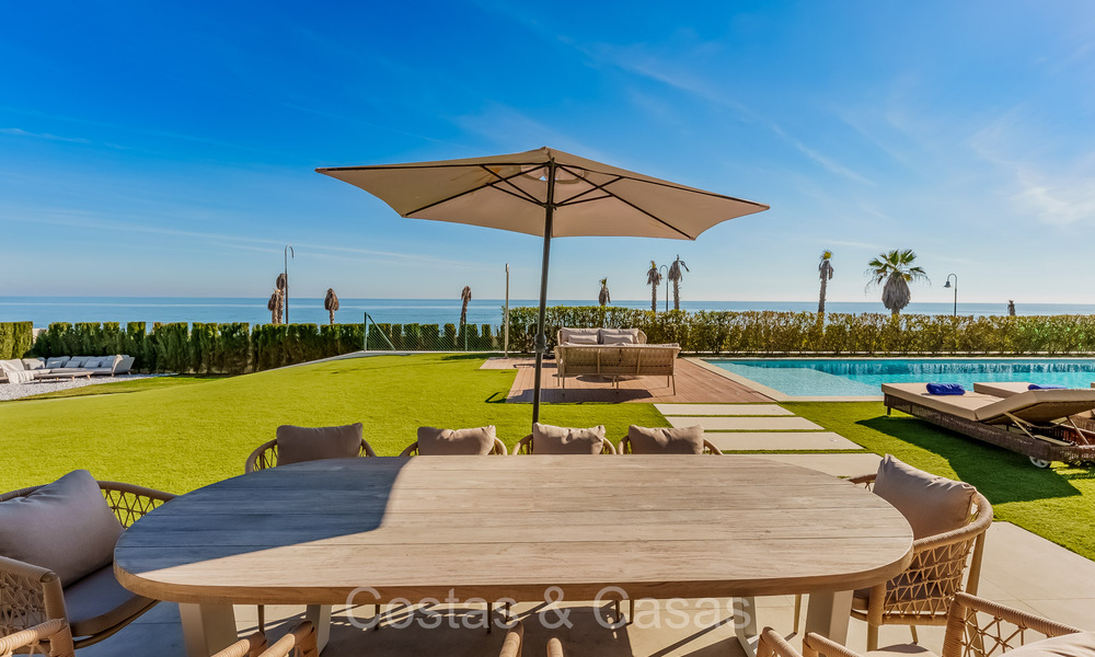 Se vende villa de diseño ultramoderna en primera línea de playa, New Golden Mile, Marbella - Estepona. 72259