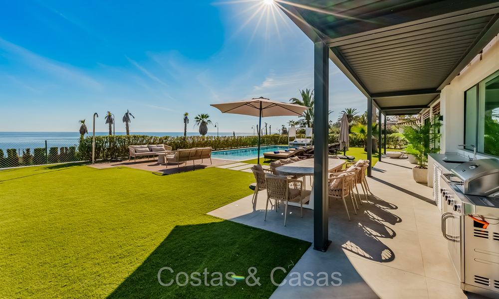 Se vende villa de diseño ultramoderna en primera línea de playa, New Golden Mile, Marbella - Estepona. 72260