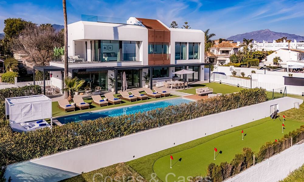 Se vende villa de diseño ultramoderna en primera línea de playa, New Golden Mile, Marbella - Estepona. 72276