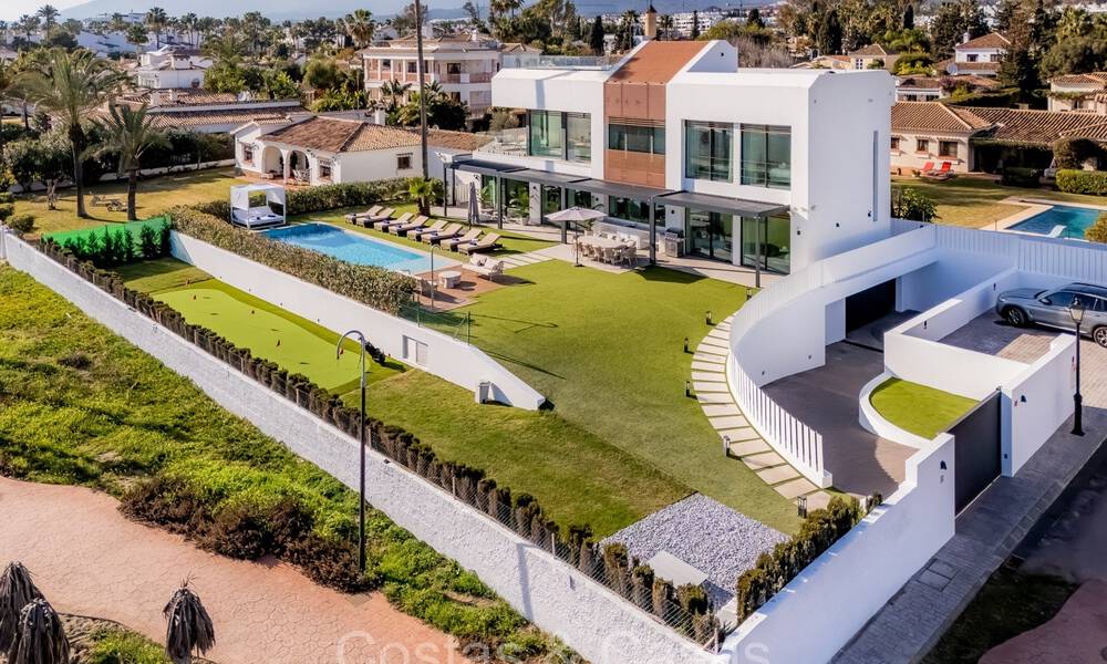 Se vende villa de diseño ultramoderna en primera línea de playa, New Golden Mile, Marbella - Estepona. 72279