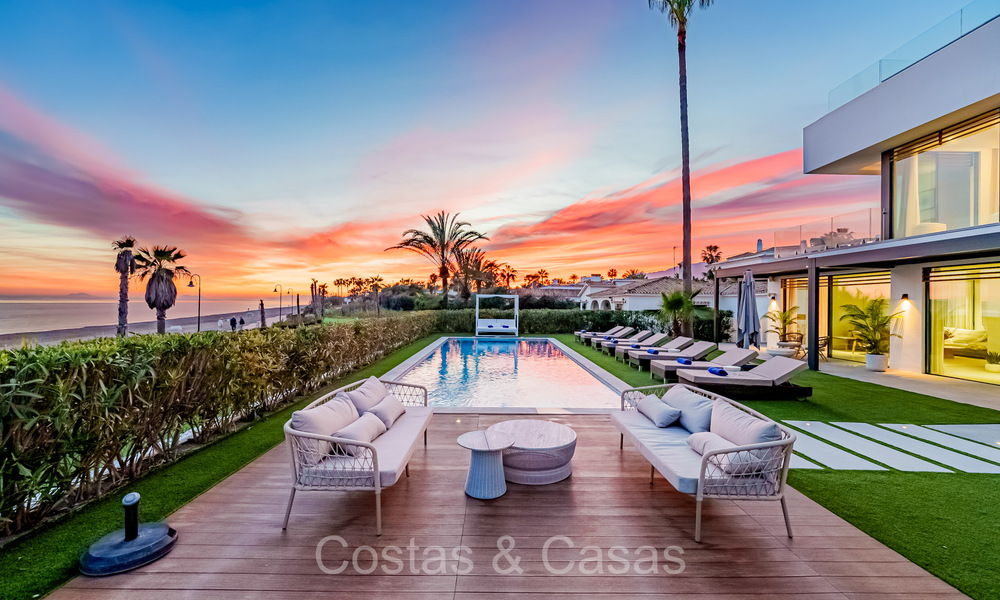 Se vende villa de diseño ultramoderna en primera línea de playa, New Golden Mile, Marbella - Estepona. 72283