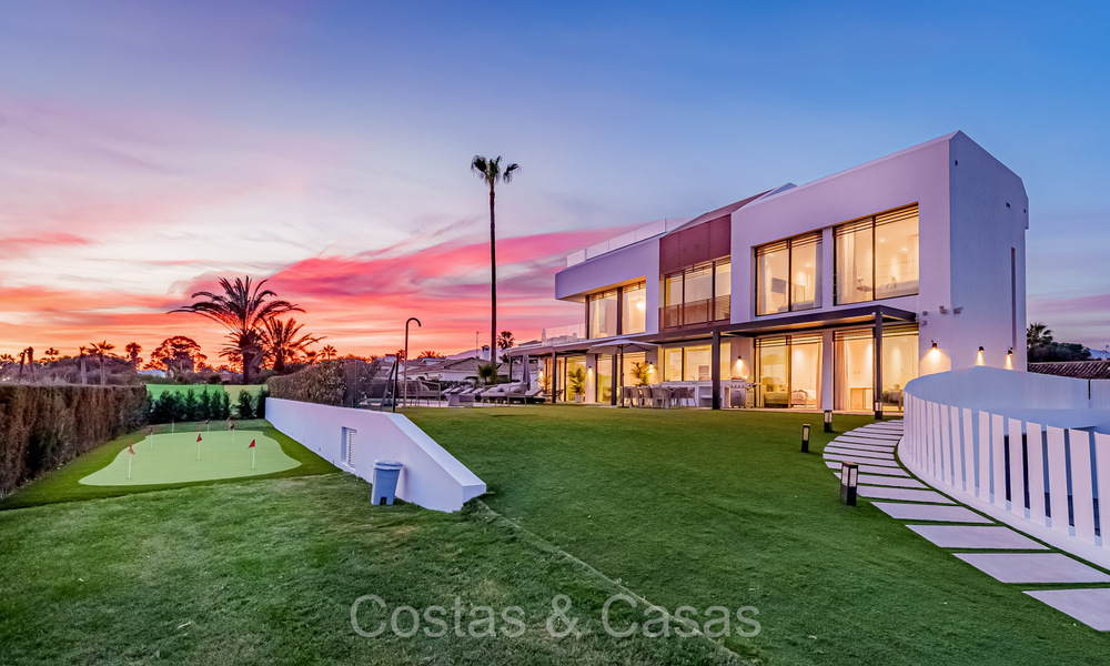 Se vende villa de diseño ultramoderna en primera línea de playa, New Golden Mile, Marbella - Estepona. 72285