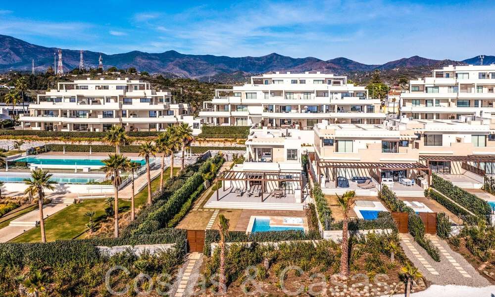 Nueva villa de lujo en primera línea de playa en venta en un exclusivo complejo, New Golden Mile, Marbella 69818