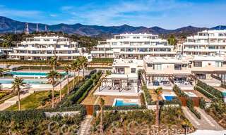 Nueva villa de lujo en primera línea de playa en venta en un exclusivo complejo, New Golden Mile, Marbella 69818 
