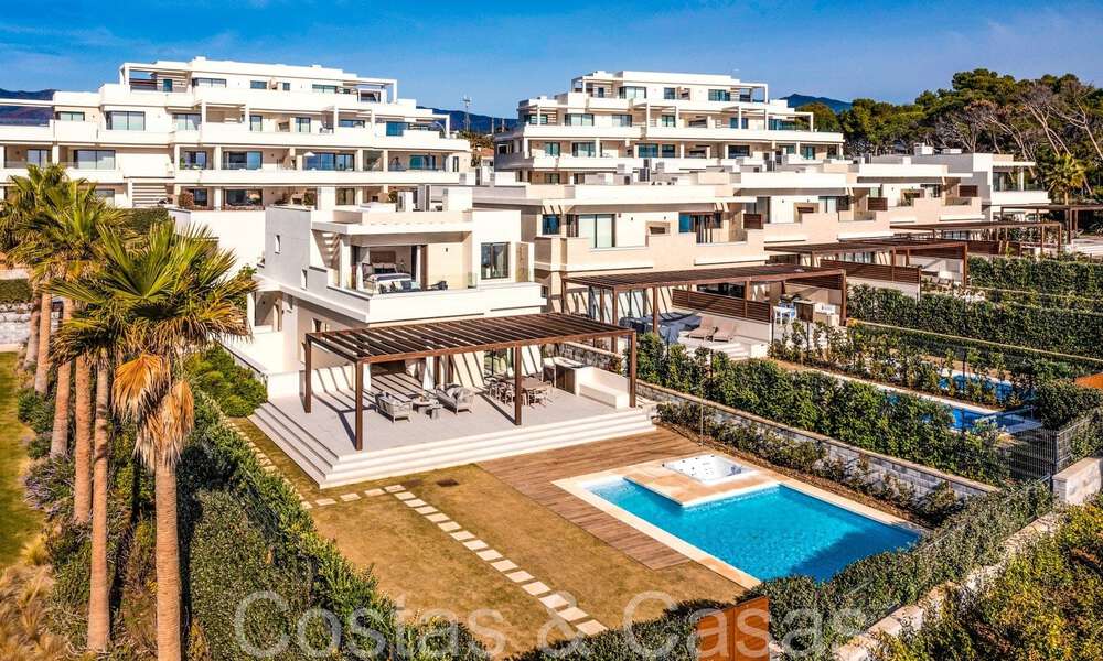 Nueva villa de lujo en primera línea de playa en venta en un exclusivo complejo, New Golden Mile, Marbella 69820