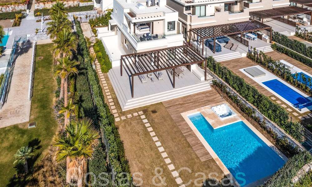 Nueva villa de lujo en primera línea de playa en venta en un exclusivo complejo, New Golden Mile, Marbella 69821