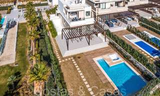 Nueva villa de lujo en primera línea de playa en venta en un exclusivo complejo, New Golden Mile, Marbella 69821 