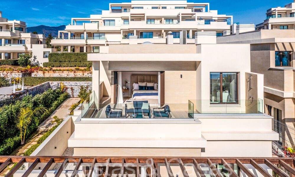 Nueva villa de lujo en primera línea de playa en venta en un exclusivo complejo, New Golden Mile, Marbella 69822