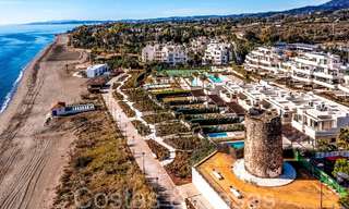 Nueva villa de lujo en primera línea de playa en venta en un exclusivo complejo, New Golden Mile, Marbella 69826 