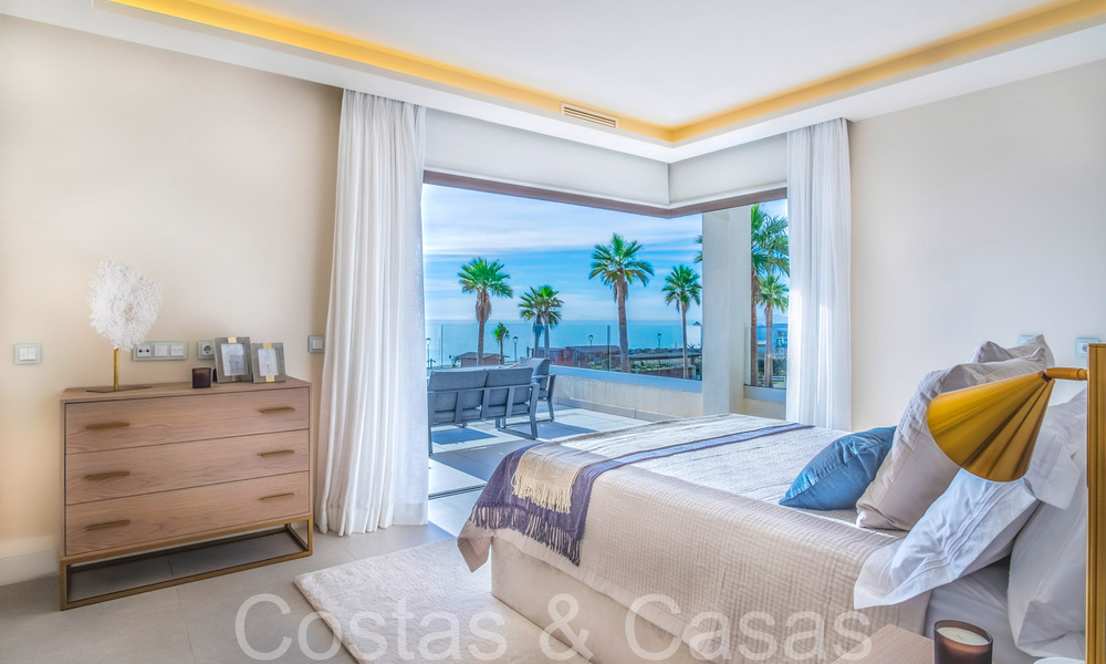 Nueva villa de lujo en primera línea de playa en venta en un exclusivo complejo, New Golden Mile, Marbella 69830