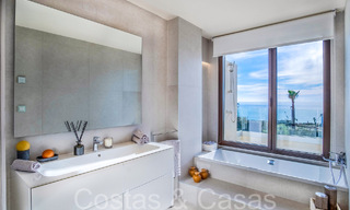 Nueva villa de lujo en primera línea de playa en venta en un exclusivo complejo, New Golden Mile, Marbella 69833 