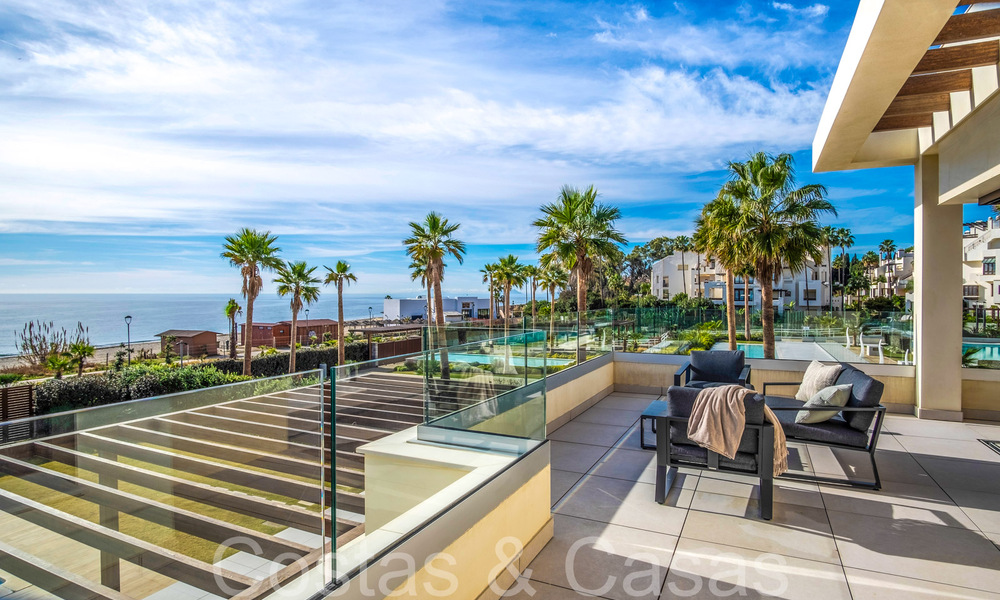 Nueva villa de lujo en primera línea de playa en venta en un exclusivo complejo, New Golden Mile, Marbella 69835
