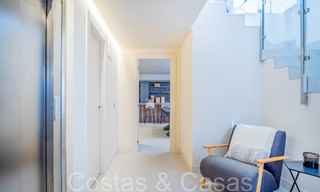 Nueva villa de lujo en primera línea de playa en venta en un exclusivo complejo, New Golden Mile, Marbella 69844 