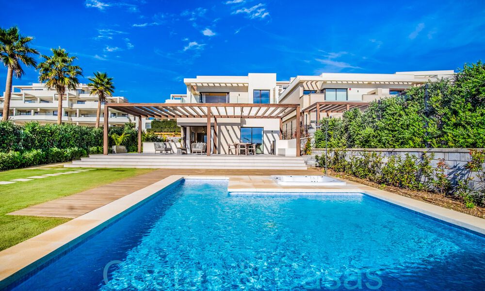 Nueva villa de lujo en primera línea de playa en venta en un exclusivo complejo, New Golden Mile, Marbella 69846