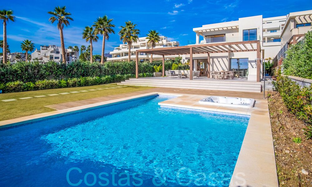 Nueva villa de lujo en primera línea de playa en venta en un exclusivo complejo, New Golden Mile, Marbella 69847