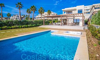 Nueva villa de lujo en primera línea de playa en venta en un exclusivo complejo, New Golden Mile, Marbella 69847 