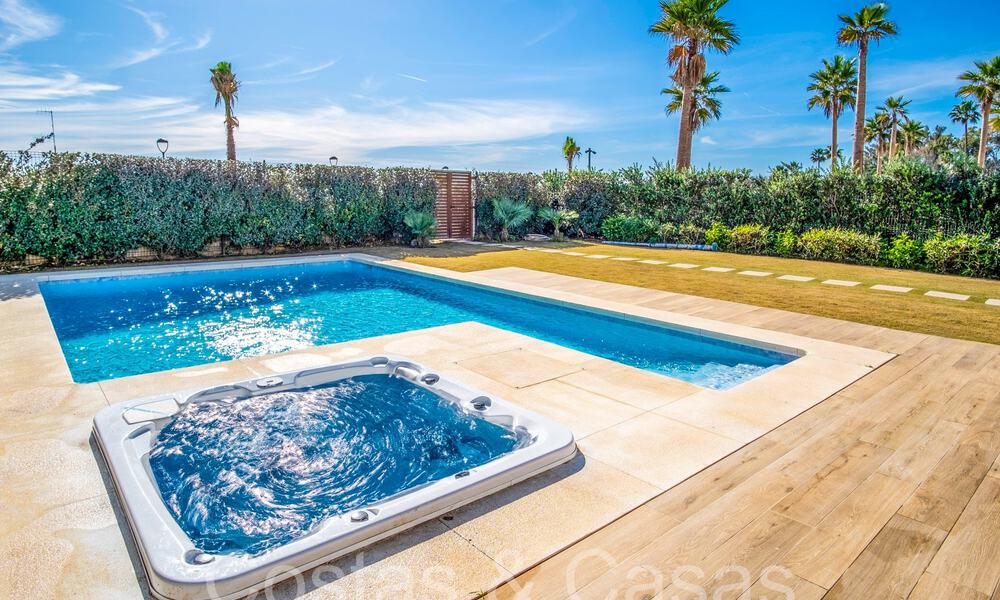 Nueva villa de lujo en primera línea de playa en venta en un exclusivo complejo, New Golden Mile, Marbella 69848