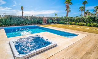 Nueva villa de lujo en primera línea de playa en venta en un exclusivo complejo, New Golden Mile, Marbella 69848 