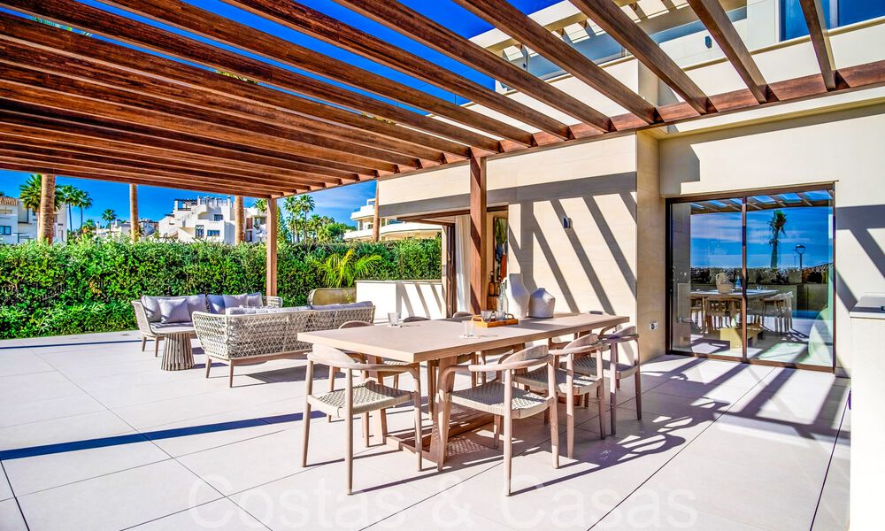 Nueva villa de lujo en primera línea de playa en venta en un exclusivo complejo, New Golden Mile, Marbella 69850