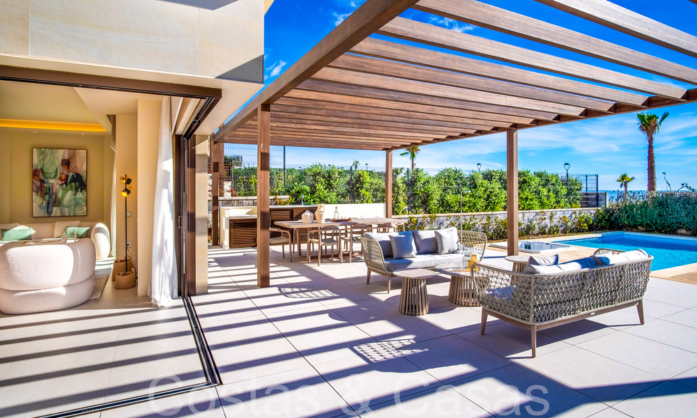 Nueva villa de lujo en primera línea de playa en venta en un exclusivo complejo, New Golden Mile, Marbella 69852