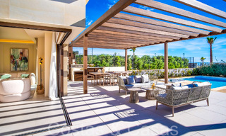 Nueva villa de lujo en primera línea de playa en venta en un exclusivo complejo, New Golden Mile, Marbella 69852 