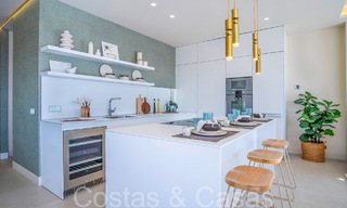 Nueva villa de lujo en primera línea de playa en venta en un exclusivo complejo, New Golden Mile, Marbella 69855 