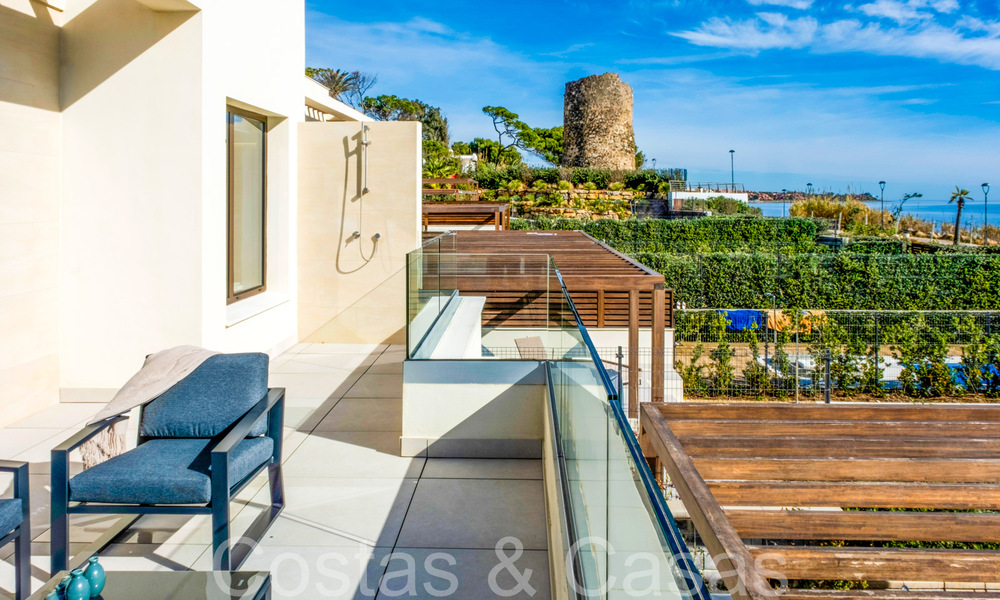 Nueva villa de lujo en primera línea de playa en venta en un exclusivo complejo, New Golden Mile, Marbella 69863