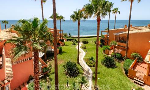 Apartamento en planta alta completamente renovado en venta, en primera línea de una playa tranquila al oeste de Estepona 26837