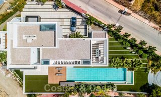Villa de lujo ultramoderna, lista para entrar a vivir, en venta con vistas al mar en Marbella - Benahavis 35661 