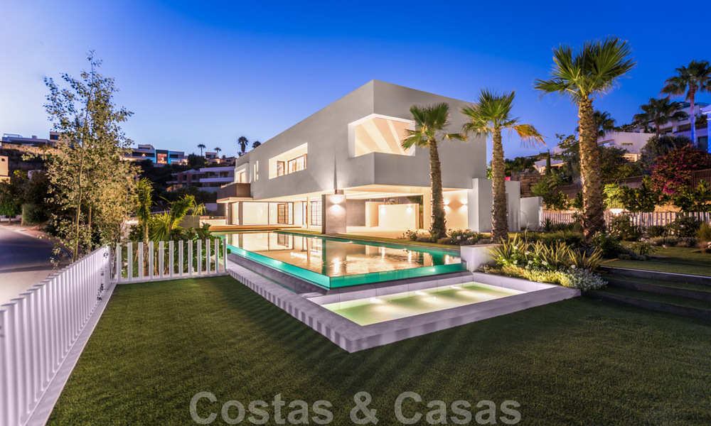 Villa de lujo ultramoderna, lista para entrar a vivir, en venta con vistas al mar en Marbella - Benahavis 35662