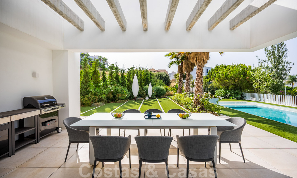 Villa de lujo ultramoderna, lista para entrar a vivir, en venta con vistas al mar en Marbella - Benahavis 35673