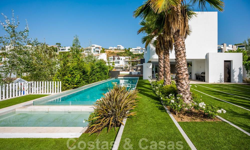 Villa de lujo ultramoderna, lista para entrar a vivir, en venta con vistas al mar en Marbella - Benahavis 35674