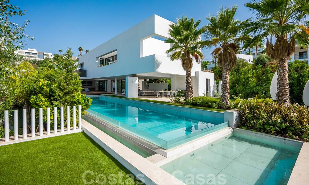 Villa de lujo ultramoderna, lista para entrar a vivir, en venta con vistas al mar en Marbella - Benahavis 35676