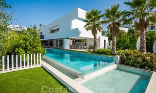 Villa de lujo ultramoderna, lista para entrar a vivir, en venta con vistas al mar en Marbella - Benahavis 35676 