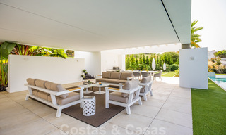 Villa de lujo ultramoderna, lista para entrar a vivir, en venta con vistas al mar en Marbella - Benahavis 35677 