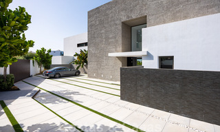 Villa de lujo ultramoderna, lista para entrar a vivir, en venta con vistas al mar en Marbella - Benahavis 35678 