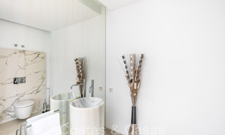 Villa de lujo ultramoderna, lista para entrar a vivir, en venta con vistas al mar en Marbella - Benahavis 35681 